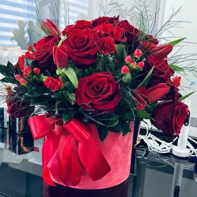 fLOWERBOX Z cZERWONYCH KWIATÓW MIESZANYCH
