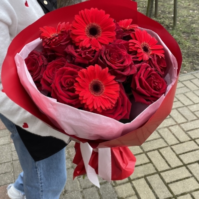 Bukiet z czerwonych róż i gerbery