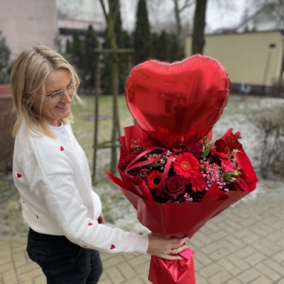 Bukiet czerwonych kwiatów mieszanych
