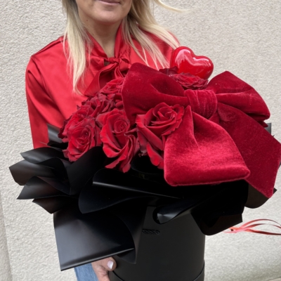 Flowerbox z 25 róż z welurową kokardą i serduszkiem