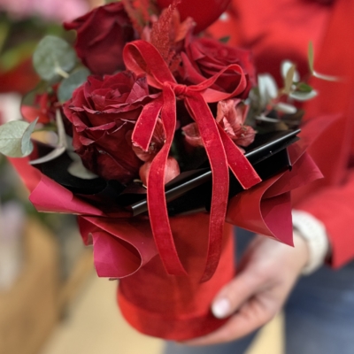 Flowerbox z czerwonych mieszanych kwiatów