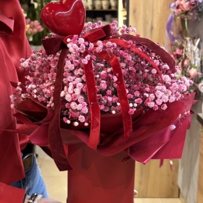Flowerbox z czerwonej gipsówki