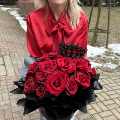 Flowerbox z czerwonych róż z koroną