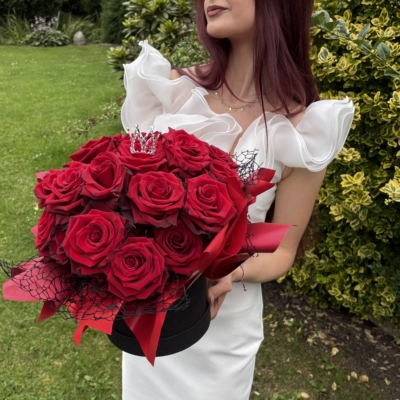 Flowerbox z czerwoną różą i małą koroną